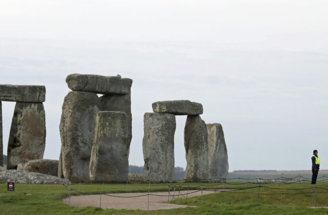 Archeológovia objavili pri Stonehenge šachty staré tisíce rokov