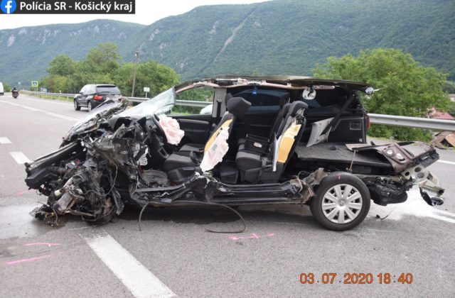 Vodička na Sharane spôsobila hromadnú nehodu, prešla do protismeru a zrazila sa s piatimi autami (foto)