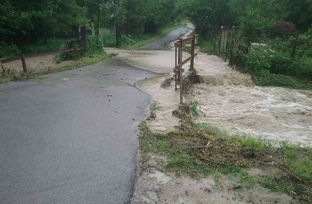 Silný dážď zalial obce Milpoš a Hanigovce v okrese Sabinov, voda vyčíňala aj v Humennom