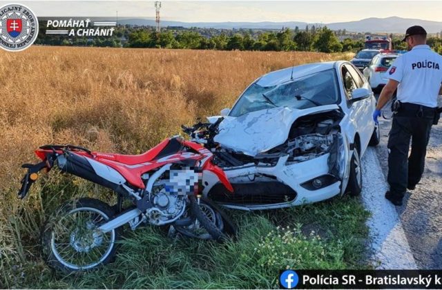 Motocyklista prešiel v zákrute do protismeru, zrážka s autom ho stála život (foto)
