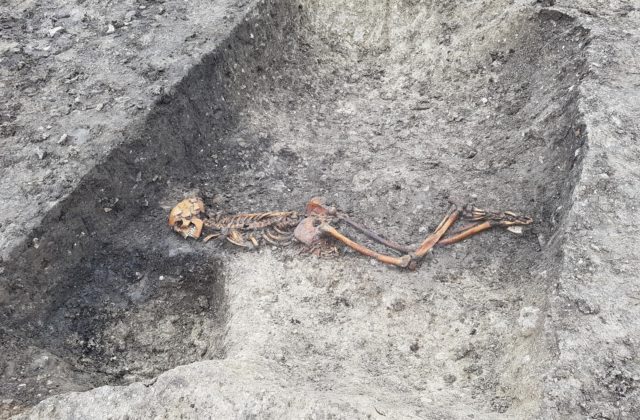 Pri stavbe železnice v anglickom grófstve Buckinghamshire našli starú kostru zavraždeného muža