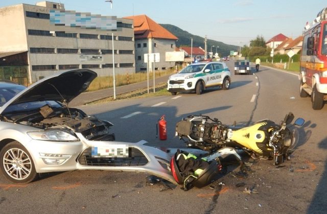 Vodič osobného auta nedal prednosť motocyklu, motorkár skončil s vážnymi zraneniami v nemocnici (foto)