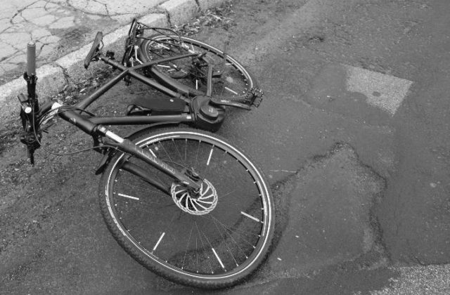 Opitý cyklista sa zrútil do priekopy a zomrel, smrť mu však nespôsobil pád na zem