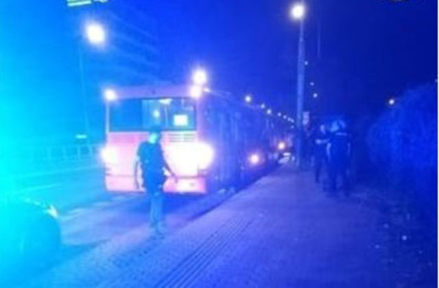 Výtržník zaútočil na muža nožom a ušiel v MHD, polícia autobus stopla a útočníka odvliekla do cely