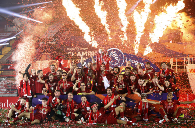 Hráči FC Liverpool si prebrali trofej z triumfu v Premier League, výhru oslávili bez fanúšikov