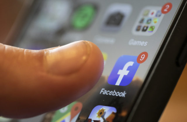 Facebook spôsobil výpadok aplikácii pre iPhone či iPad, za problém sa ospraveldnil