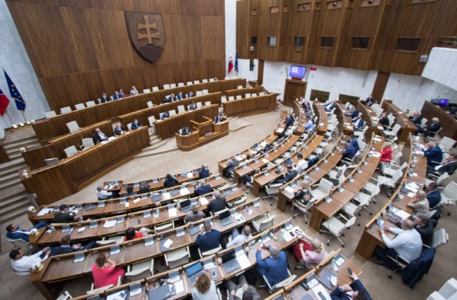 Smer-SD v parlamente nepochodil, poslanci o vyhlásení referenda rokovať nebudú
