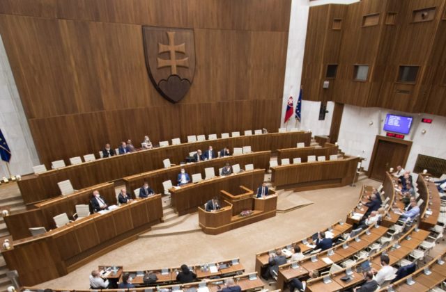 Parlament má nového poslanca, Tóth nastúpil na neuplatňovaný post ministra Budaja