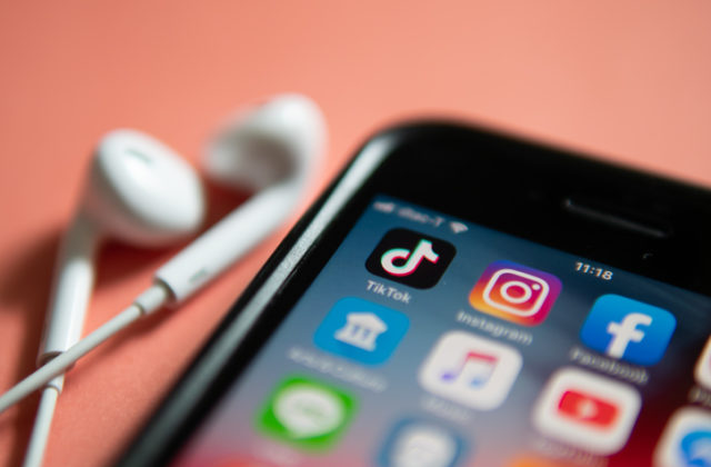 TikTok má veľkého konkurenta, Instagram spustil novú funkciu Reels