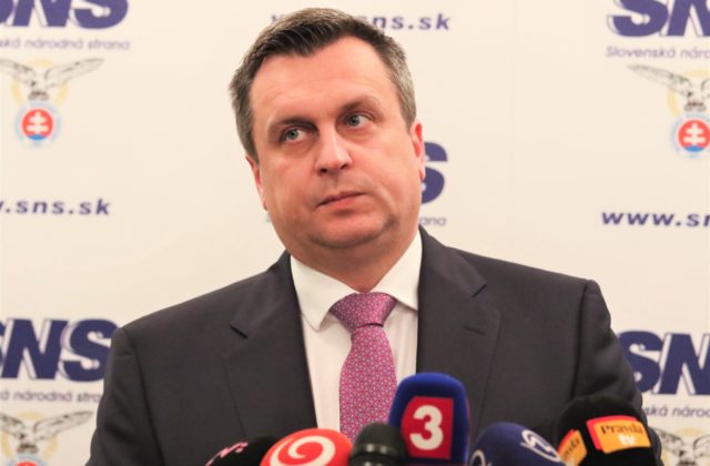 Politológ Eštok: Šancu na návrat SNS do parlamentu môže pochovať Danko, ale aj Hrnko