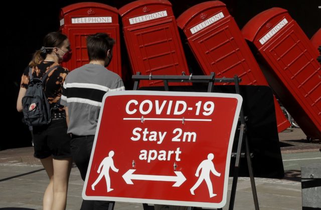 Koronavírus tvrdo zasiahol britskú ekonomiku, v druhom kvartáli sa prepadla do recesie