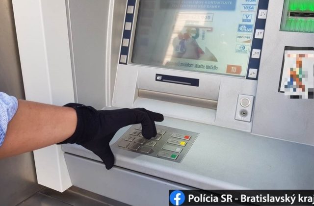 Z bankomatu v Pezinku ukradli takmer 60-tisíc eur a vôbec ho nepoškodili