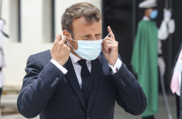 Macron chce od augusta vo Francúzsku povinné nosenie rúšok vo vnútorných priestoroch