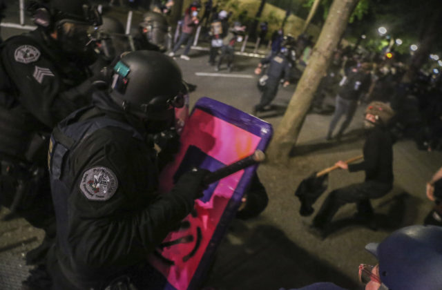 Štát Oregon žaluje federálnu vládu, jej agenti mali nezákonne zadržiavať demonštrantov v Portlande