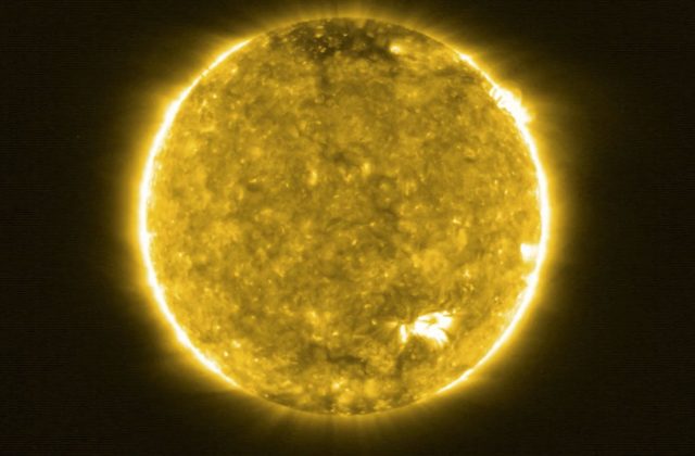 Zverejnili prvé zábery Slnka zo sondy Solar Orbiter, odhaľujú malé ohniská (video)