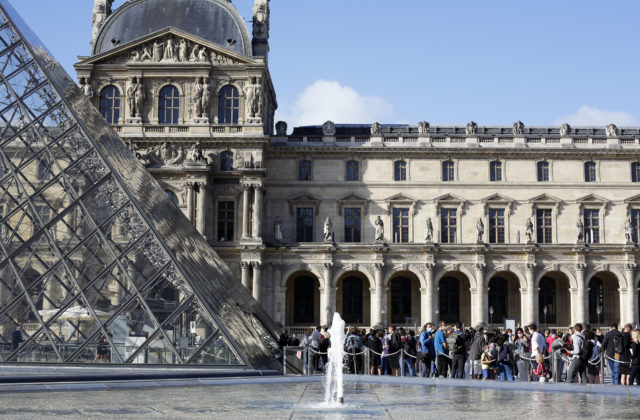 Parížsky Louvre po pandémii konečne otvorili, denne môže múzeum navštíviť len obmedzený počet ľudí