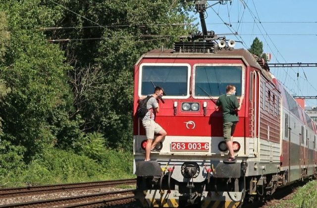 Mladíci sa viezli na nárazníkoch vlaku, „letné dobrodružstvo“ intenzívne zamestnáva políciu