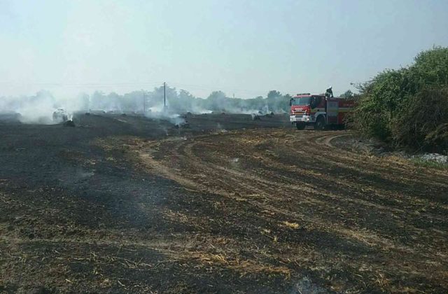 Strnisko a balíky slamy pri obci Okoč začali horieť, na mieste zasahujú hasiči (foto)