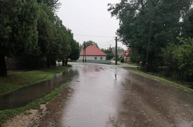 Senec zaplavila voda, silné dažde potrápil viacero krajov a v obci Klížská Nemá museli evakuovať dôchodcov (video+foto)