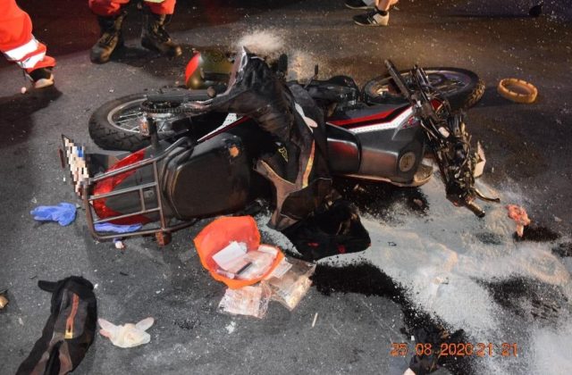 Po zrážke auta s motorkou bojuje mladý motocyklista o život, vodič si ho pri odbáčaní nevšimol (foto)