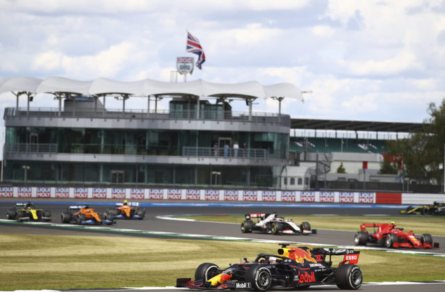 Záver Veľkej ceny Anglicka sprevádzali okrem triumfu Hamiltona aj viaceré problémy s pneumatikami, Pirelli to vyšetruje