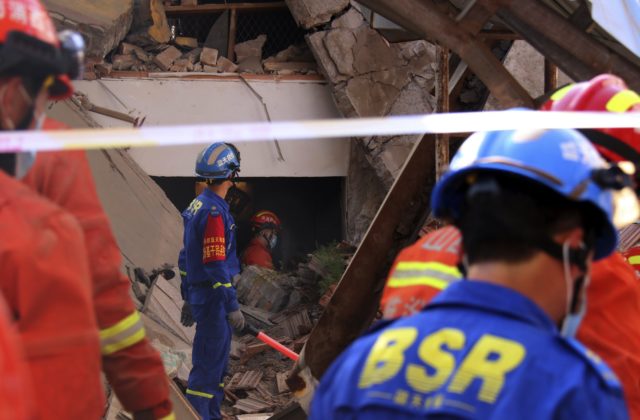 Po páde šesťpodlažnej budovy v Číne hlásia desiatky zranených aj nezvestných