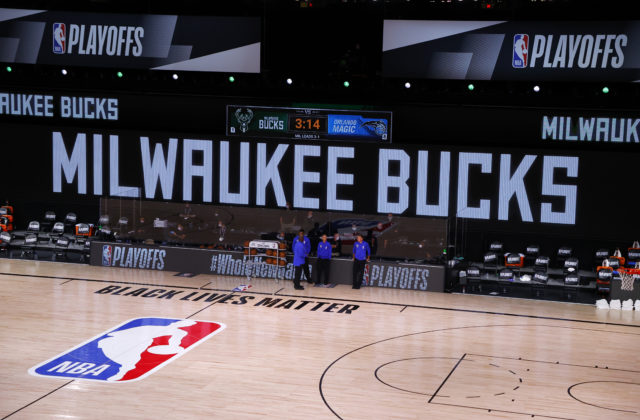 Basketbalisti Milwaukee bojkotovali zápas play-off NBA, po streľbe na Jacoba Blakea požadujú zmenu