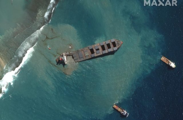 Uviaznutá japonská loď pri Mauríciu sa rozpadla. Na palube by mohli byť stále tony ropy