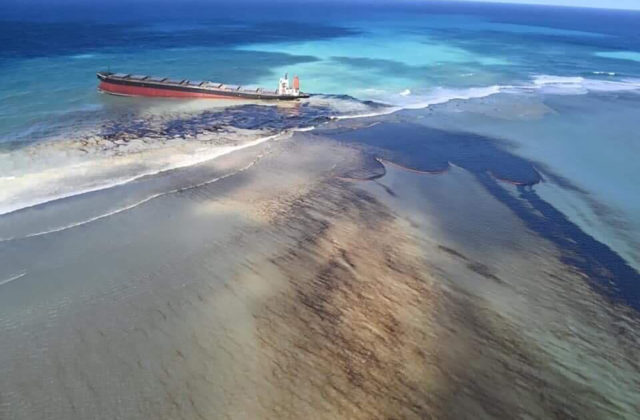 Ostrov Maurícius vyhlásil stav environmentálnej núdze, z uviaznutej lode unikajú tony nafty (video)