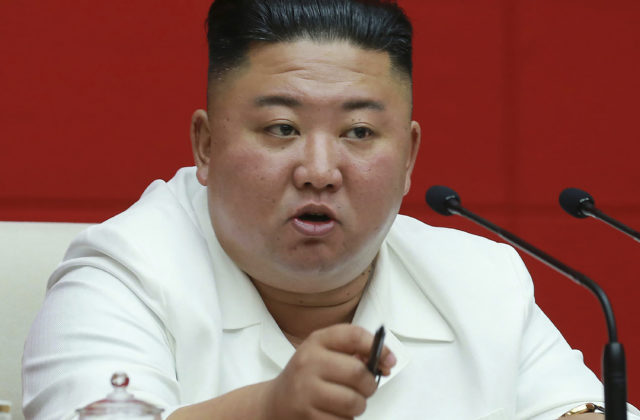 Kim Čong-un pripustil zlý ekonomický stav štátu, vážne ho narušili americké sankcie i koronavírus