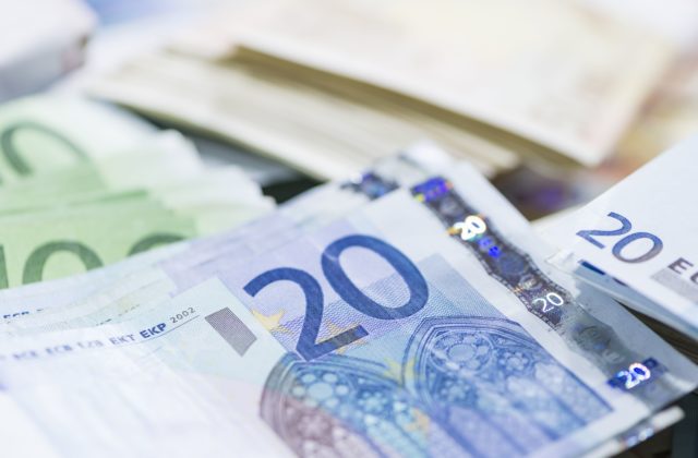Kto na Slovensku zarába menej ako 600 eur v hrubom? Svoju rolu zohráva vzdelanie aj región