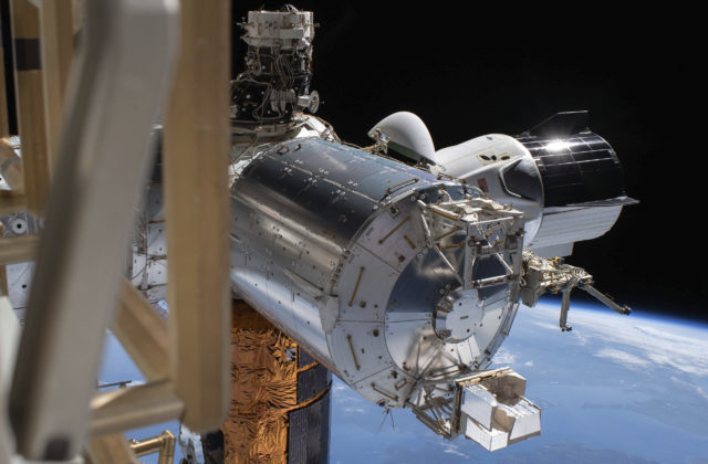 Posádka lode Crew Dragon sa čoskoro vráti na Zem, SpaceX a NASA dokončujú prípravy