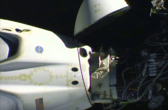 Crew Dragon sa vrátila na Zem, štít kapsuly sa počas vstupu do atmosféry zohrial na 1900 stupňov Celzia (video)