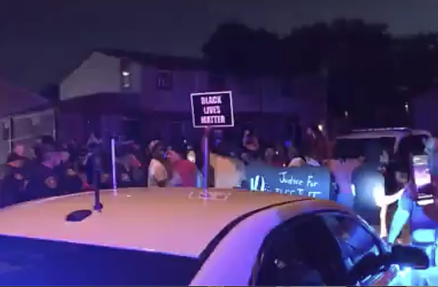 Policajti postrelili Afroameričana, ľudia v USA vyšli do ulíc i napriek zákazu vychádzania (video)