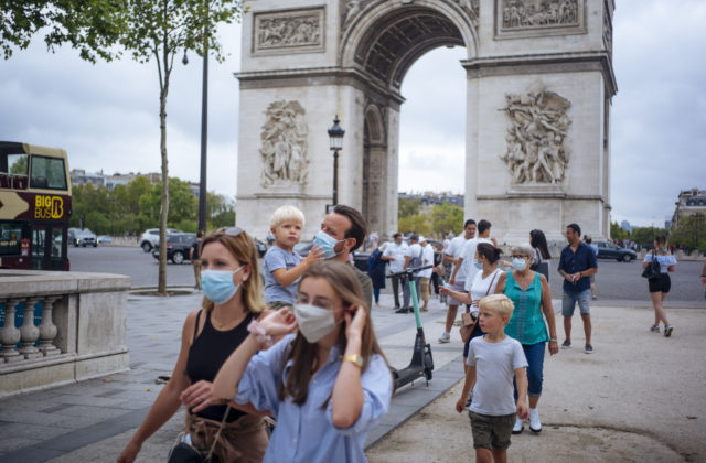 Paríž zavádza povinné nosenie rúšok na verejnosti, výnimku majú len cyklisti či ľudia cvičiaci vonku