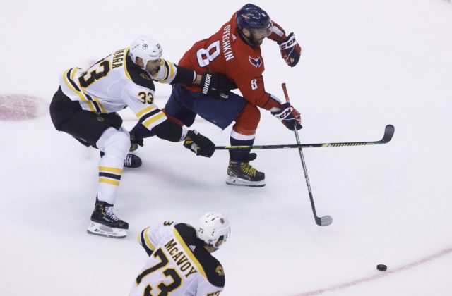 Boston prehral aj štvrtý zápas po reštarte NHL, má problémy v defenzíve a elitná formácia nestrieľa góly (video)
