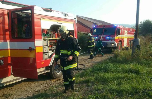 V obci Jablonové vypukol požiar v ťažko dostupnom teréne, zasahovali hasiči aj vrtuľník