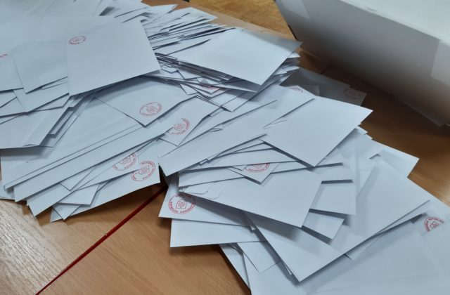Poštou by sa malo dať voliť pri všetkých voľbách aj zo Slovenska, navrhuje združenie Srdcom doma