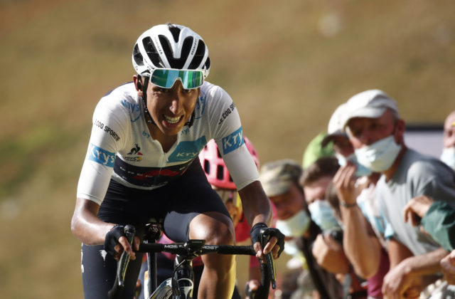 Obhajca celkového prvenstva Egan Bernal odstúpil z Tour de France, spomaľovali ho bolesti
