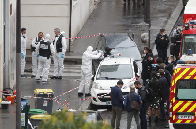 Mladík podozrivý z piatkového útoku v blízkosti Charlie Hebdo sa k činu priznal