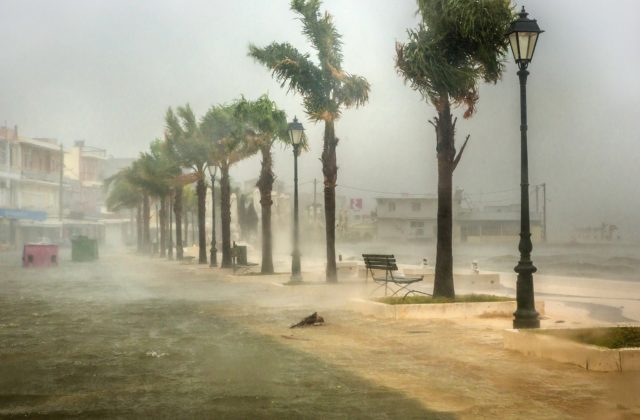 Grécke ostrovy zasiahla búrka so silou hurikánu, cesty zavalili stromy a ľudia zostali bez elektriny (foto+video)