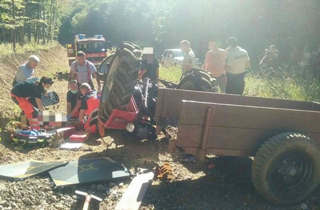 Malotraktor sa počas stúpania na lesnej ceste prevrátil, zahynula jedna osoba (foto)