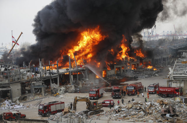 V bejrútskom prístave, kde pri nedávnej explózii zahynulo takmer 200 ľudí, vypukol rozsiahly požiar