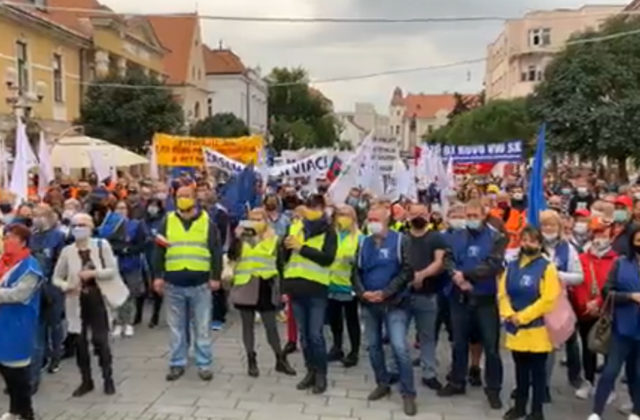 Odborári v Trnave protestovali proti vláde, medzi účastníkmi boli aj predstavitelia Hlas-SD