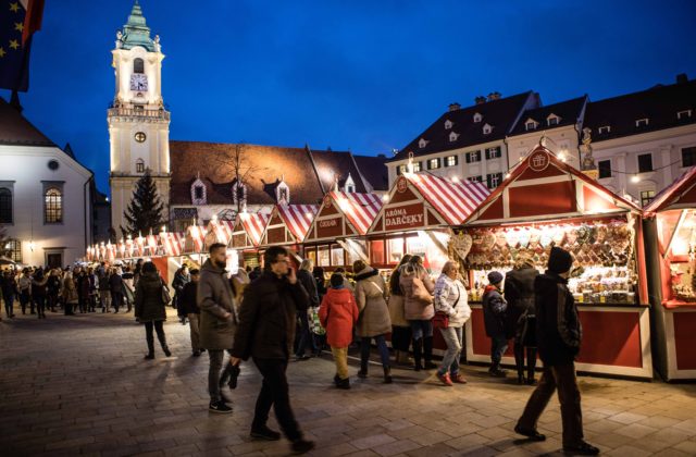 Vianočné trhy na Hlavnom a Františkánskom námestí sú otvorené, rozsvietili už aj stromček (video)