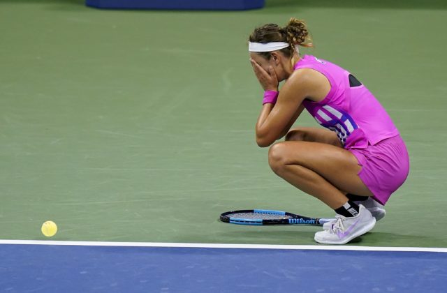 Serena si vo finále US Open nezahrá, o titul sa pobijú Osaková a Azarenková (video)