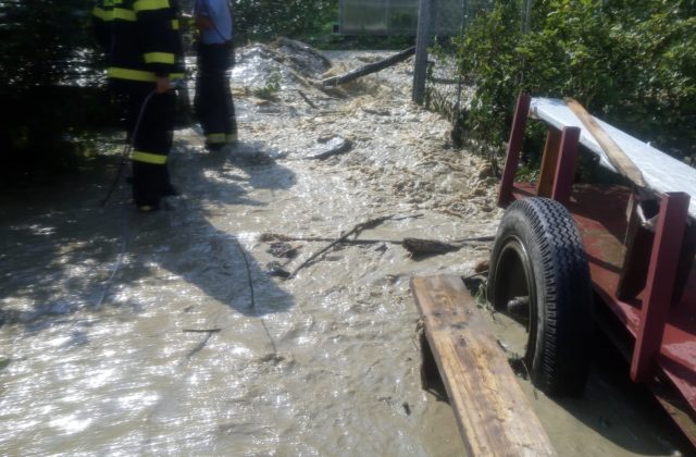 Vyliate potoky, rieky aj zaplavené domy a cesty. Slovensko zasiahli povodne (foto)