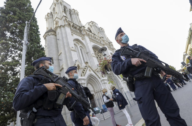 Útočník z Nice len prednedávnom pricestoval z Tuniska, Macron nariadil prísnejšiu ochranu kostolov