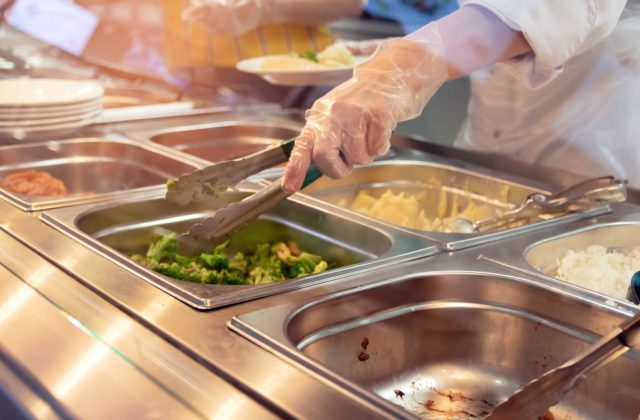 Košický kraj zvýši cenu obedov na svojich stredných školách, zdražovanie neminie ani študentov na internátoch