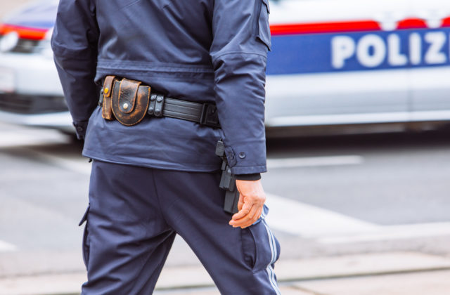 Rakúska polícia zatkla pedofila, ktorý mal zálusk na desiatky chlapcov. Chytili aj jeho kumpána